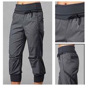 LULULEMON Capri size 6